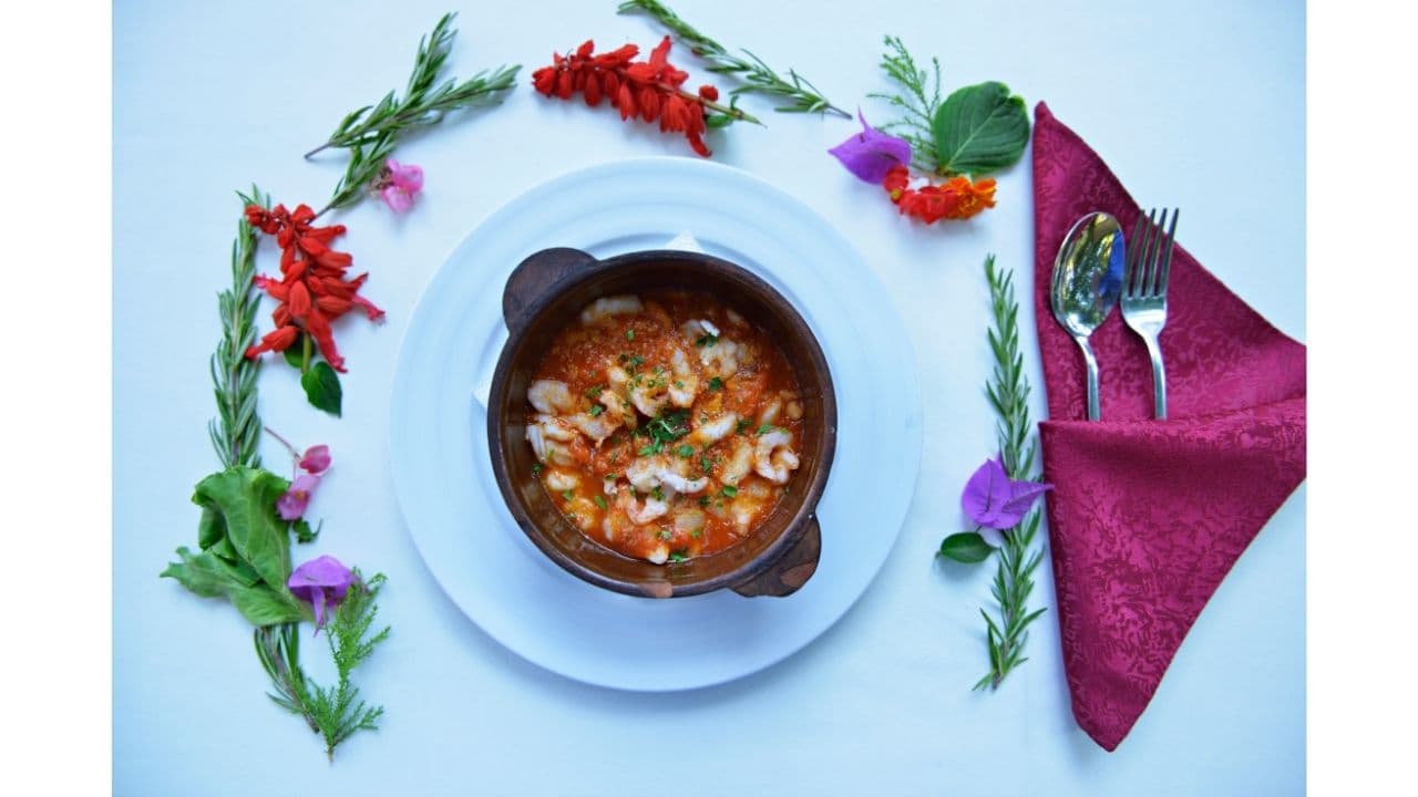 Tavë Me Karkaleca Dhe Salcë Të Kuqe - Menu Item