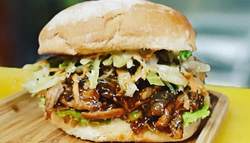 Panino Con Maiale Sfilacciato In Salsa Barbecue - Menu Item