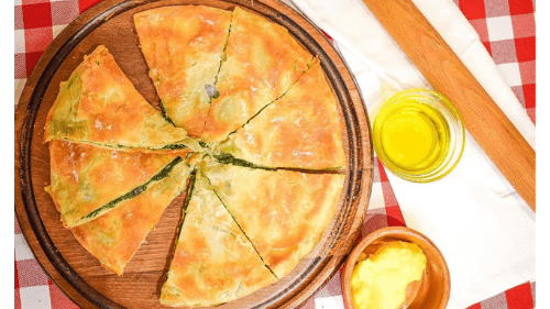Byrek Në Tavë Me Spinaq Ose Qepë Domate Ose Gjizë - Shije Fshati